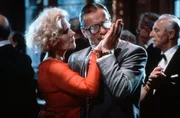 Die Nichte Hermann G&ouml;rings, Freya von Hepp (Christiane H&ouml;rbiger), und Hermann Willi&eacute; (G&ouml;tz George) genie&szlig;en das Fest, dass der Alt-Nazi Karl Lentz zu Ehren von Hitlers Geburtstag veranstaltet.
