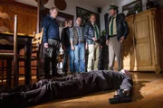 Unerlaubtes Gl&uuml;ckspiel im Landgasthof Reitbacher? Als Hubert und Staller dem Verdacht nachgehen, erweist sich die vermeintliche Pokerrunde als harmlos. Doch pl&ouml;tzlich ert&ouml;nt aus dem Nebenraum ein Schuss - Josef Brunner, Miteigent&uuml;mer des Brunnerhofs, hatte offenbar kurz vor Eintreffen der Polizei den Spieltisch verlassen und sich das Leben genommen. V.l.n.r. Gerd Brunner, Sepp Reitbacher, Alois Brunner, Hubert und Staller, Leiche.