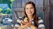 Anna darf ein flauschiges Pfauenküken auf die Hand nehmen. Anna darf ein flauschiges Pfauenküken auf die Hand nehmen.