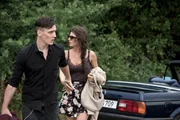 Fl&uuml;chten zur Not auch zu Fu&szlig;: Laura Hartmann (Ruby O. Fee, r.) und Adrian Tarrach (Rick Okon, l.) entwischen der Polizei.