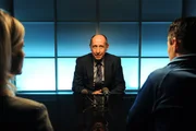 Es hat sich herausgestellt, dass Hartmut Bergers (Manfred M&ouml;ck, M.) Verh&auml;ltnis zu seinem Chef nicht so kollegial war wie anfangs angegeben. Martina Seiffert (Astrid M. F&uuml;nderich, l.) und Rico Sander (Benjamin Strecker, r.) nehmen ihn deshalb in die Mangel.
