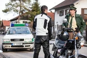 Um inkognito ermitteln zu k&ouml;nnen, braucht Staller (Helmfried von L&uuml;ttichau, r.) so eine Lederjacke wie sie der Motorradfahrer (Komparse, l.) tr&auml;gt.