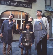 v. li.: Hausmeister (Werner Zeussel), Nachabarin (Ingeborg Sassen-Haase), Meister Eder (Gustl Bayrhammer) und das Kind (Tobias Herrmann).