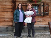 Eva Lorenz (Eva Mattes, l.) freut sich, dass ihre todkranke Schwester Liz White (Bettina Redlich) geradezu vor Energie spr&uuml;ht und unbedingt mit ihr eine Wanderung unternehmen m&ouml;chte.