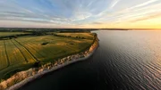 Sanftes H&uuml;gelland trifft auf schroffe Steilk&uuml;ste &ndash; die Hohwachter Bucht bildet die K&uuml;ste der sogenannten Holsteinischen Schweiz, eine der reizvollsten Landschaften Schleswig-Holsteins.