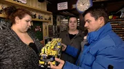 Experte Marco Heuberg bespricht mit Michaela (Mitte) und Andrea den Kaufpreis