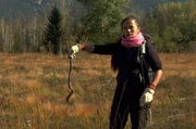 Forscherin Karen Hugemann f&auml;ngt eine Kreuzotter.