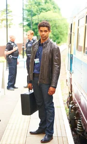 Der neue Pathologe Dr. Marcus Summer (Kingsley Ben-Adir) steht vor einer gro&szlig;en Herausforderung und muss sich erst im Team bew&auml;hren. Hintergrund: Komparsen.