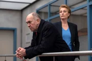 Staatsrat Christian K&ouml;nig (Bernd Grawert, l.) ist zwar der Vorgesetzte von Frau K&uuml;ppers (Saskia Fischer, r.), doch gefallen l&auml;sst sie sich deswegen noch lange nicht alles.