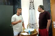 &bdquo;Novotny und Maroudi", Folge "Elternabend." Im Bild (v.li.): Andreas Vit&aacute;sek (Dr. Gerald Novotny), Michael Niavarani (Dr. Stefan Maroudi).
