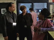 Det. Tutuola (Ice-T, li.) und Det. Benson (Mariska Hargitay, mi.) befragen die Gefängnis-Krankenschwester (Joie Lee, re.). Sie hat das Opfer kurz vor seinem Tod noch untersucht... Det. Tutuola (Ice-T, li.) und Det. Benson (Mariska Hargitay, mi.) befragen die Gefängnis-Krankenschwester (Joie Lee, re.). Sie hat das Opfer kurz vor seinem Tod noch untersucht...