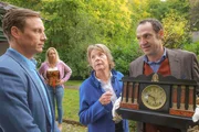 Antiquit&auml;tenh&auml;ndler Trollinger (Christian Aumer, r.) holt eine Uhr ab, die ihm der Verstorbene noch zu Lebzeiten verkauft hat, was Frau Bachhuber (Kathi Leitner, 2.v.r.) Kommissar Bach (Patrick Kalupa, l.) best&auml;tigen kann. Dagmar Frontzek (Annett Culp, 2.v.l.), die Frau des Verstorbenen, beobachtet das Geschehen im Hintergrund mit Skepsis.