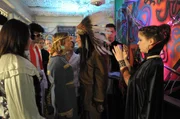 Der B&uuml;rgermeister und die Herausforderin liefern sich bei der Faschingsparty im Jugendzentrum einen Schlagabtausch. Von links: Veronika Brunner (Senta Auth), Lorenz Schattenhofer (Werner Rom) und Katharina Benninger (Carina Dengler).