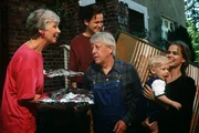 Trotz der vielen Arbeit beim "Schnellen Teller" freuen sich Hannelore (Maria Sebaldt, l.) und Eberhard (Stephan Orlac, 3.v.l.), dass ihre Kinder Andy (Hendrik Martz, 2.v.l.) und Elke (Juliane Rautenberg, r.) mit dem Enkel Thomas (Jean Michel Cortes, 2.v.re.) wieder ins elterliche Haus zur&uuml;ckkommen.