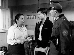 Ein Polizist liefert Sigi Bernhard (G&uuml;nther Hoffmann, Mitte) bei seiner Mutter (Edith Schultze-Westrum) ab.