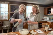 Johanna (Ursula Cantieni, li.) und Evelyn Riedle (Catharina Kottmeier, re.) bei der Herstellung einer Schwarzw&auml;lder Kirschtorte.