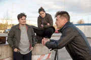 Ginger (Claudiu Mark Draghici, l.) und Ceylin (Roni Zorina, M.) treffen zum ersten Mal auf Robert Sehlmann (Wolfram Grandezka, r.). Sie sollen gemeinsam eine Drogenlieferung aus Holland &uuml;bernehmen.