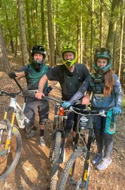 Tobi K&auml;mmerer mit Marvin Kaufmann (li.) und Lea Kumpf.