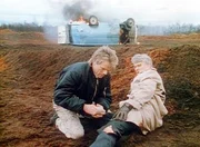 Die Bombe ist explodiert: MacGyver (Richard Dean Anderson, l.) leistet Erste Hilfe. Die Bombe ist explodiert: MacGyver (Richard Dean Anderson, l.) leistet Erste Hilfe.