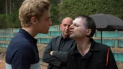 Bastian Gerlach (Nico Ehrenteit, l.) ger&auml;t mit Gino Maldini (Micha&euml;l Pas, r.) wegen einer nicht gezahlten Provision f&uuml;r einen Drogendeal aneinander. Gerlachs Bodyguard (unbekannter Darsteller) ist zur Stelle, um notfalls einzugreifen.