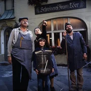 Von links: Meister Eder (Gustl Bayrhammer), eine Nachbarin (Ingeborg Sassen-Haase), ein Kind (Tobias Herrmann) und der Hausmeister St&uuml;rzlinger (Werner Zeussel).