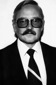 Mitten im Kalten Krieg besucht Ieva aus Riga ihren Vater in New York. Dort erf&auml;hrt sie: Er ist Doppelagent f&uuml;r den KGB und f&uuml;r die CIA. Jetzt will er zu den Amerikanern &uuml;berlaufen und stellt Ieva vor die Entscheidung, ob sie bei ihm bleiben will. Unter neuer Identit&auml;t f&uuml;hrt sie bis zum r&auml;tselhaften Tod ihres Vaters und dem Zerfall der Sowjetunion ein Leben wie in einem Spionagefilm. - Imants Le&scaron;inskis.
