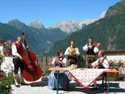 Colle Santa Lucia, Belvedere Grill, Gruppe &bdquo;Mujiga da bal&ldquo;.