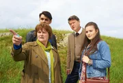 Claire Viner (Katherine Rose Morley, r.) und ihr Vater Jim (Wayne Foskett, 2. v. r.) stehen DCI Vera Stanhope (Brenda Blethyn, l.) und ihrem Assistenten DS Aiden Healy (Kenny Doughty, 2. v. l.) Rede und Antwort im Mordfall Deena Viner.