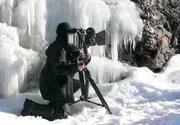 MDR Fernsehen DER FJORD IN DEN BERGEN - EIN JAHR AM VILSALPSEE, am Samstag um 12:45 Uhr. F&uuml;nf Monate lang versteckt sich der Wasserfall Bergaicht hinter einem Eispanzer. Begeisternde, bizarre Bilder, die Kameramann Ulrich Schramm dort drehen konnte.