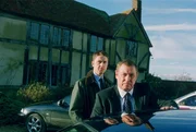 DS Gavin Troy (Daniel Casey, l.) und DCI Tom Barnaby (John Nettles, r.).