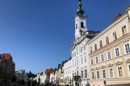 Eine Stadtansicht auf dem Weg mit dem Fahrrad durchs Traunviertel.