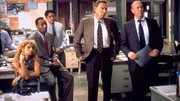 Von links (vorne): Detective Monique Jeffries (Michelle Hurd), Detective Ed Green (Jesse L. Martin), Lennie Briscoe (Jerry Orbach) und Captain Donald Cragen (Dann Florek) begeben sich auf Spurensuche in einem neuen Fall.