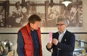 Jens H&uuml;bschen mit Constantin Wild, Farbedelsteinh&auml;ndler in Idar-Oberstein und seinem Edelsteinschleifer Gernot Mayer in der Schleifwerkstatt.