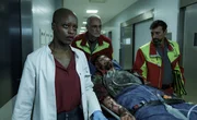 Dr. Jamila Jost (Florence Kasumba) hat eine schreckliche Ahnung, als der v&ouml;llig verbrannte Damir Vucovic (Aaron Kissiov) sie bei seiner Einlieferung in die Notaufnahme in einer mysteri&ouml;sen Sprache bedroht.