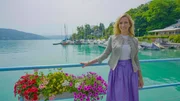 Moderatorin Sonja Weissensteiner vor der Kulisse des W&ouml;rthersees.
