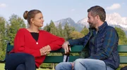 Johanna Beissl (Ines Lutz, l.) und ihr Exfreund, der Regisseur Tom Fosse (Jan Hartmann, r.) treffen sich in der sch&ouml;nen Natur von Berchtesgaden und schwelgen in Erinnerungen.