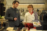 Flori motiviert seine Mutter, sich als Kandidatin f&uuml;r die B&uuml;rgermeisterwahl aufstellen zu lassen. Von links: Florian (Tommy Schwimmer) und Veronika Brunner (Senta Auth).