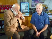 Sepp Forcher im Gespr&auml;ch mit Franz Wimmer in dessen Maultrommel-Werkstatt in Molln.
