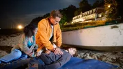 Moritz Neiss (Patrick Kalupa, M.) wurde von seiner Tochter Lea (Maj Borchardt, l.) an den Strand geholt, da ihr Freund Kai (Philip Günsch, r.) plötzlich kollabiert ist. Moritz Neiss (Patrick Kalupa, M.) wurde von seiner Tochter Lea (Maj Borchardt, l.) an den Strand geholt, da ihr Freund Kai (Philip Günsch, r.) plötzlich kollabiert ist.