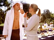 NDR Fernsehen ZWEI WOCHEN F&Uuml;R UNS, am Samstag (24.09.11) um 15:35 Uhr. Klaus (G&ouml;tz Schubert) ist mit Ina (Barbara Rudnik) in ein Luxushotel gefahren und bem&uuml;ht sich ihr zu verheimlichen, dass er nebenbei Gesch&auml;ftstermine wahrnimmt.