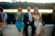 Mitten im Kalten Krieg besucht Ieva aus Riga ihren Vater in New York. Dort erf&auml;hrt sie: Er ist Doppelagent f&uuml;r den KGB und f&uuml;r die CIA. Jetzt will er zu den Amerikanern &uuml;berlaufen und stellt Ieva vor die Entscheidung, ob sie bei ihm bleiben will. Unter neuer Identit&auml;t f&uuml;hrt sie bis zum r&auml;tselhaften Tod ihres Vaters und dem Zerfall der Sowjetunion ein Leben wie in einem Spionagefilm. Rasma, Imants und Ieva Le&scaron;inskis (v.l.n.r.).