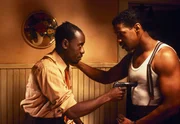 Mouse Alexander (Don Chadle, l.) und Easy (Denzel Washington, r.) geraten manchmal aneinander.