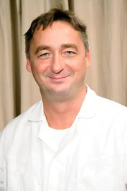 Dr. Gerald Novotny (Andreas Vit&aacute;sek).