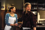 Annalena und Gregor freuen sich, als die Weinh&auml;ndlerin Marlene in die Gaststube kommt. Von links: Annalena (Heidrun G&auml;rtner) und Gregor Brunner (Holger M. Wilhelm).