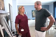 Lena Lorenz (Judith Hoersch) spricht mit Dr. Stefan Keller (Thomas Limpinsel) dar&uuml;ber, dass sich ihre Patientin Josefine Kleinert bei der Geburt nicht gut von Hebamme Gesa Hahn betreut f&uuml;hlte.