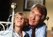 Franz (G&uuml;nther Schramm) ist mit seinem Enkel Robby (Benjamin Hartinger) &uuml;bergl&uuml;cklich.