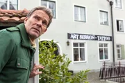 Hubert (Christian Tramitz) observiert die Besitzerin des Tattoo-Studios.