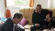 Stefan (re.) ist obdachlos, kann aber bei seinem guten Freund Thomas (li) auf der Couch &uuml;bernachten.