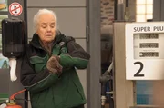 Theresa (Ursula Erber) wartet ungeduldig darauf, dass sie ihr Enkel endlich wieder abl&ouml;st an der Zapfs&auml;ule.