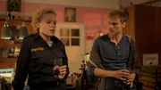 Sarah Weiss (Julia Franz Richter) erz&auml;hlt ihrem Bruder Lukas Weiss (Anton Spieker) von den furchtbaren Ereignissen der Nacht.